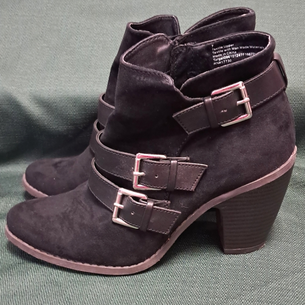 Women's faux suede ankle boots! Sz. 7